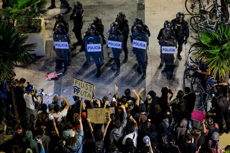 VALENCIA, 09/11/2024.- Cerca de 40 organizaciones sociales, cívicas y sindicatos de izquierda de la Comunitat Valenciana celebran este sábado una manifestación en protesta por la gestión de la dana y con el lema "Mazón dimisión", en alusión al president de la Generalitat. EFE/Biel Aliño
