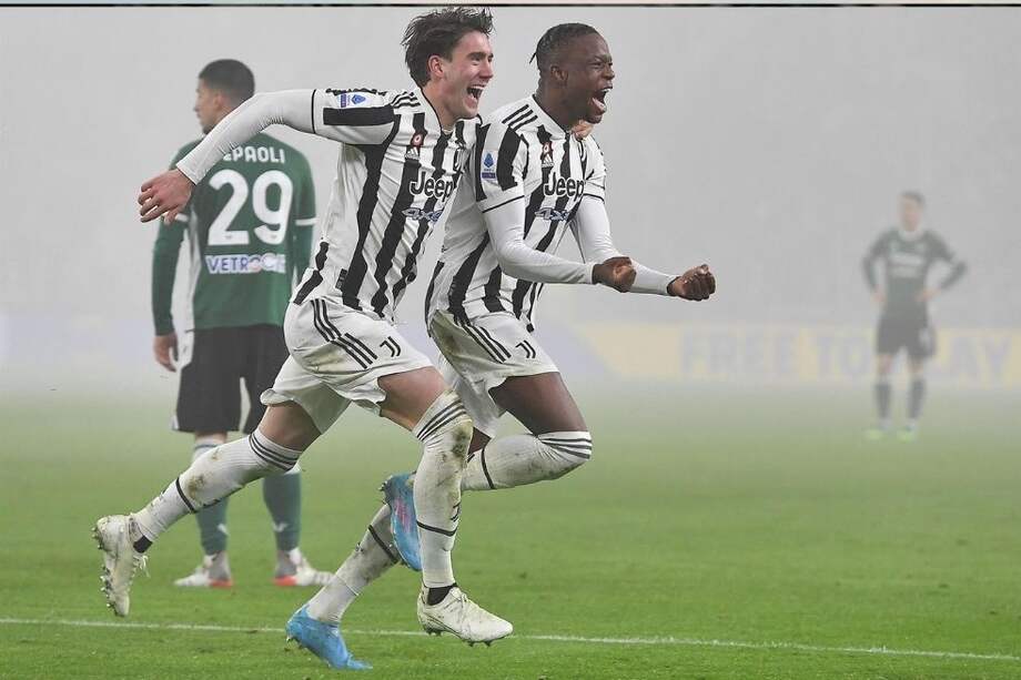 Denis Zakaria celebra con Dusan Vlahovic uno de los goles en la victoria 2-0 de Juventus sobre Hellas Verona.