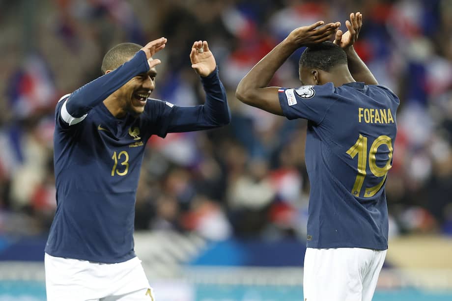 Youssouf Fofana (d) y Jean-Clair Todibo celebran un gol durante el partido de clasificación para el Grupo B de la Eurocopa 2024 entre Francia y Gibraltar.