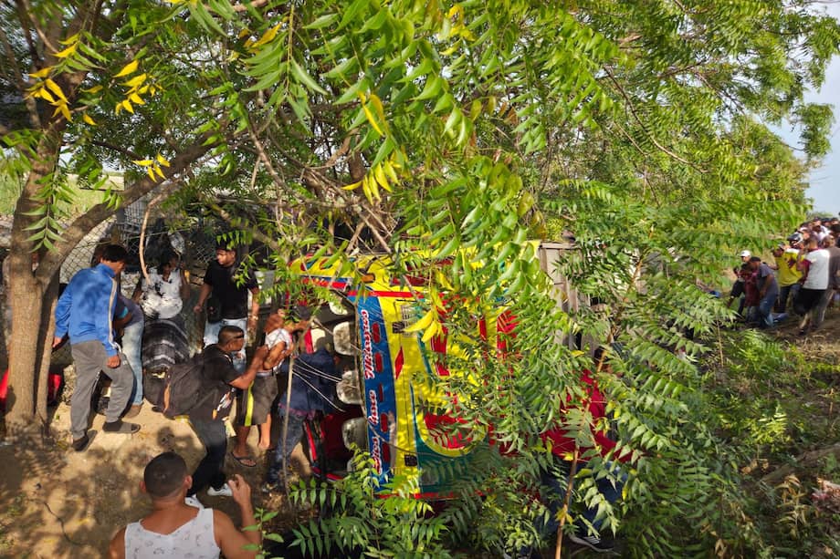Equipos de rescate atendieron a los pasajeros y trasladaron a varios lesionados a clínicas cercanas, después del bus volcado en la vía Barranquilla-Ponedera