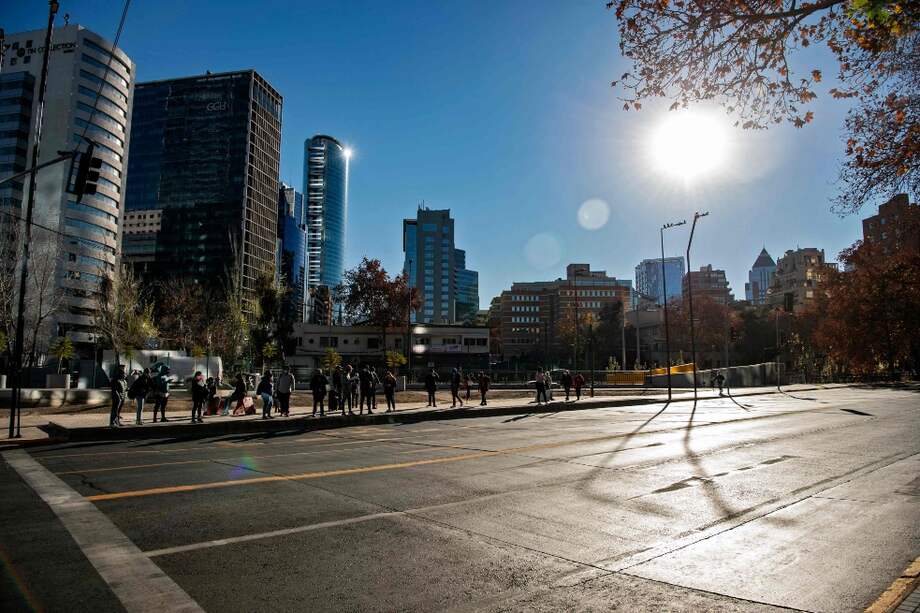 El gobierno chileno decretó una nueva cuarentena en la región metropolitana, que incluye a Santiago, a pesar del avance del plan de vacunación.