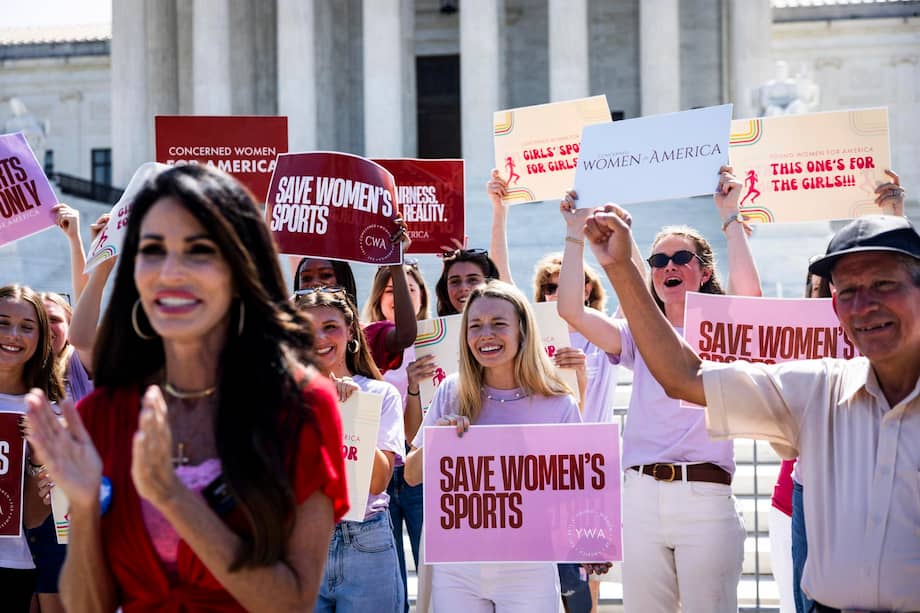 Un grupo de manifestantes protesta en contra de la inclusión de atletas trans en deportes femeninos frente a la Corte Suprema en Washington, D.C., Estados Unidos.