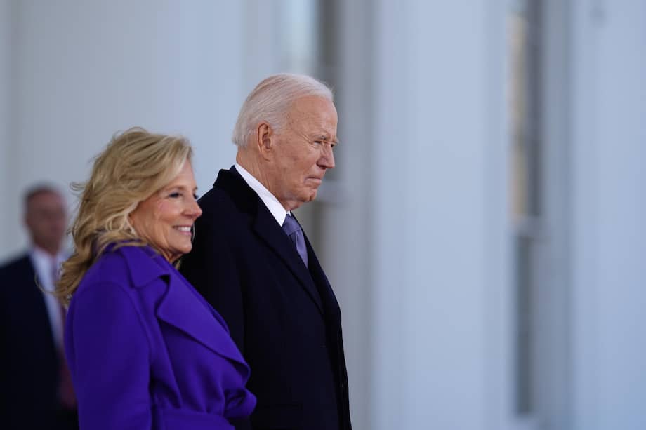 El expresidente estadounidense Joe Biden (derecha) y la primera dama, la Dra. Jill Biden, se preparan para saludar al presidente electo Donald Trump.