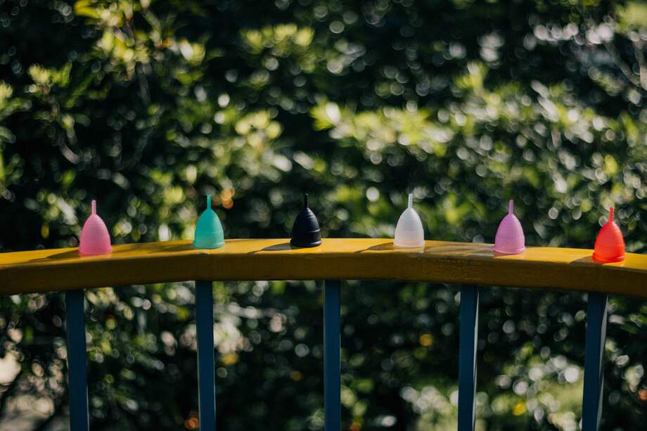 Copas mestruales que tienen una vida útil de hasta 10 años, sin generar residuos contaminantes.