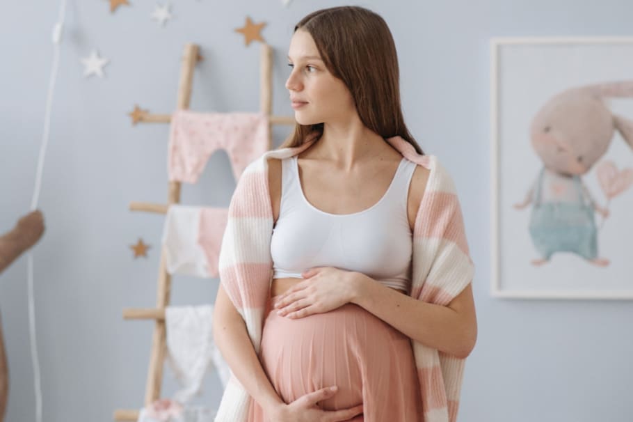 El último mes de embarazo es un momento emocionante pero también puede ser agotador para la futura madre. Conoce los síntomas que experimenta una mujer a unas semanas de dar a luz.