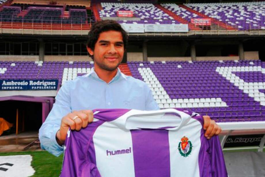Osororio con la camiseta de su nuevo equipo. Foto: realvalladolid.es
