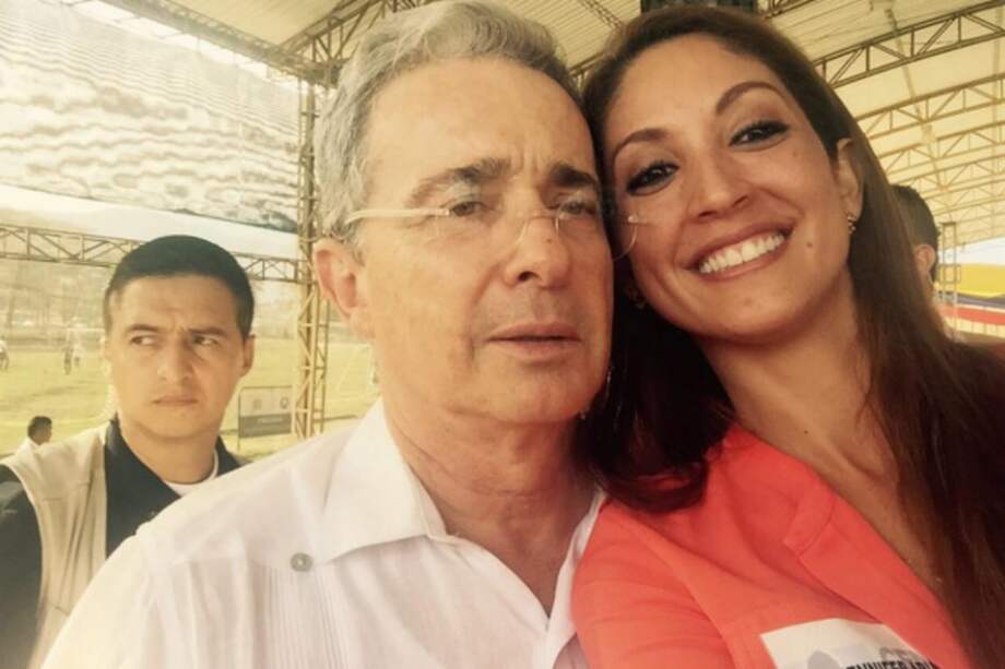 Jennifer Arias Falla junto al senador y expresidente Álvaro Uribe. / Tomada de @Jenariasfalla