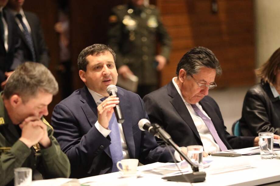 El director de la DIAN, José Andrés Romero Tarazona, y el Fiscal General, Néstor Humberto Martinez en comisión de lucha contra el contrabando y la evasión. / DIAN