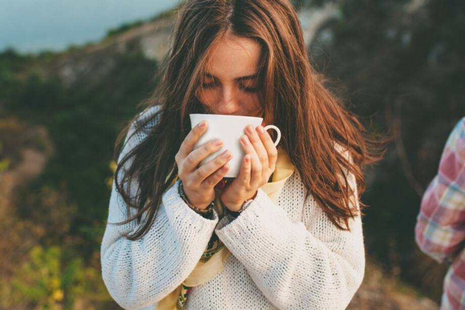 Mujer bebiendo una taza de café