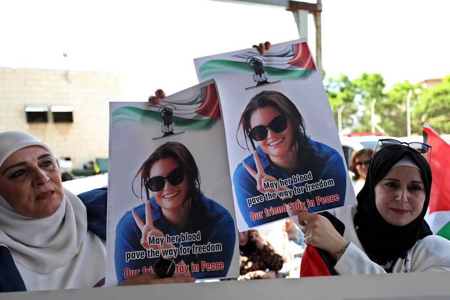 Palestinos y activistas internacionales sostienen fotografías de la fallecida activista turcoestadounidense, Aysenur Eygi, en Cisjordania.