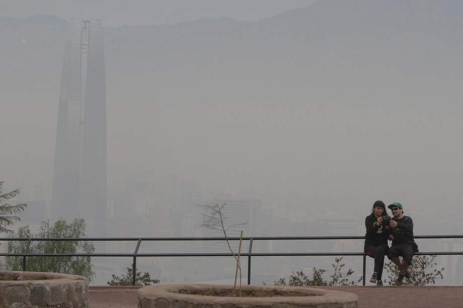 Panorámica tomada el pasado domingo 21 de junio que muestra la alta contaminación en Santiago de Chile. / EFE