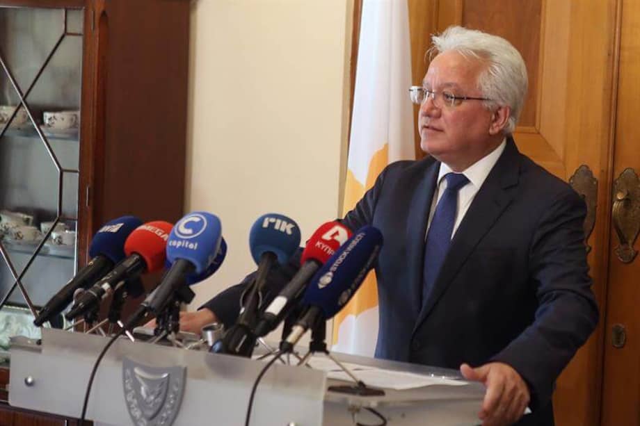 El ministro de Justicia chipriota, Ionas Nikolau, ofrece una rueda de prensa tras presentar su dimisión.