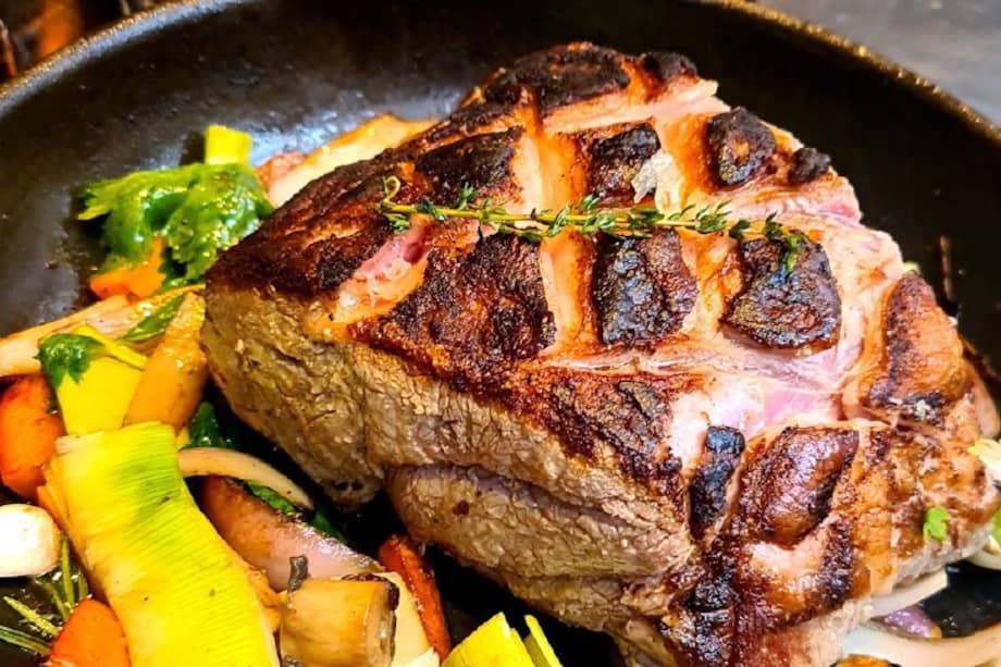 Selle la carne por todos sus lados en una sartén muy caliente, con un poquito de aceite vegetal. Acomode los vegetales en una bandeja, encima la carne y lleve al horno precalentado a 160º C. / Cortesía: Harry Sasson