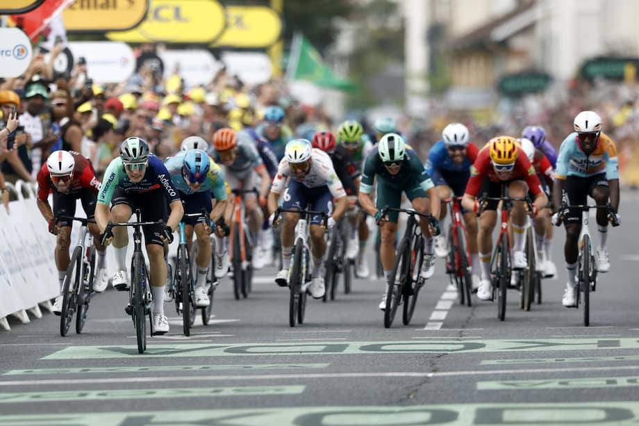 Olav Kooij ganó al sprint la quinta etapa del Tour de Francia mientras que Fernando Gaviria perdió a sus lanzadores en una caída en los últimos kilómetros y no pudo disputar el embalaje.