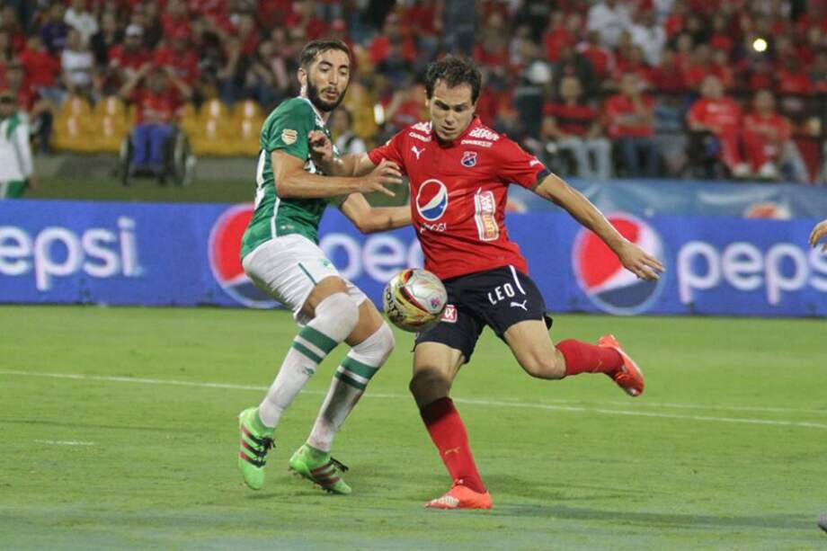 El argentino Hernán Hechalar (d) anotó uno de los goles del Medellín en el triunfo sobre el Deportivo Cali. / Independiente Medellín.