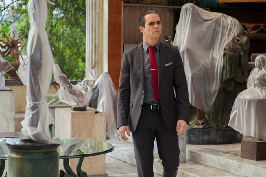 El actor Tony Dalton interpreta al señor Álvila en la serie transmitida por HBO.