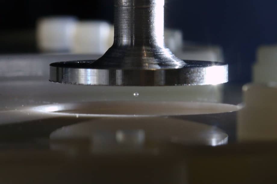 Levitación de materia mediante el sonido. Montaje experimental con una partícula de sílice levitada acústicamente.