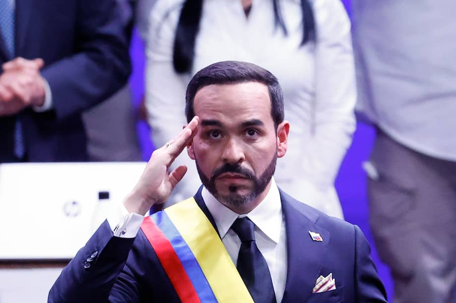 AME7028. CALI (COLOMBIA), 07/08/2026.- Abelardo de la Espriella reacciona tras jurar como presidente de Colombia para el periodo 2026-2030, este viernes en Cali (Colombia). "Juro a Dios y prometo al pueblo cumplir fielmente la Constitución y las leyes de Colombia", dijo De la Espriella al jurar ante el presidente del Congreso, Honorio Henríquez, quien acto seguido le impuso la banda presidencial. EFE/ Mauricio Dueñas Castañeda