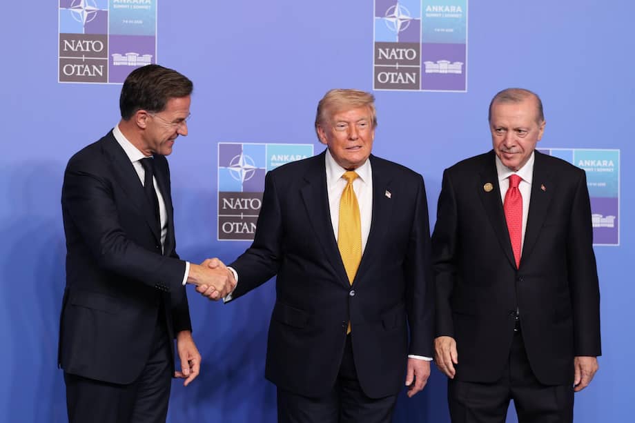 El secretario general de la OTAN, Mark Rutte, y el presidente turco, Recep Tayyip Erdogan, reciben al mandatario de Estados Unidos, Donald Trump, durante la Cumbre de la OTAN de 2026 en Ankara.