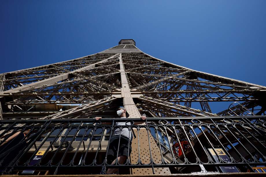 Las personas solo podrán subir hasta el segundo piso de la Torre Eiffel y con los protocolos de bioseguridad asignados.