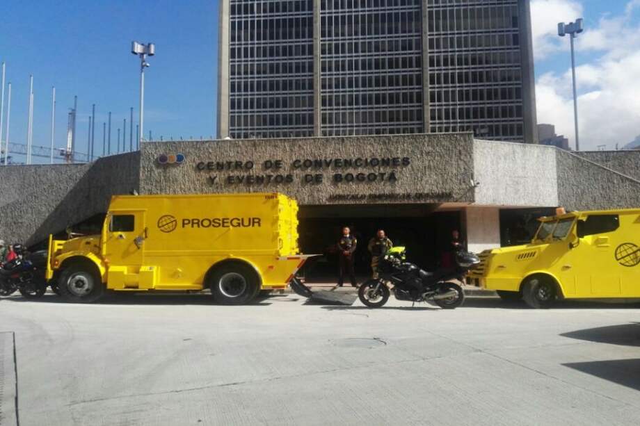 Los camiones de la firma Prosegur, encargada de custodiar el precio secreto de la licitación, estaban a las afueras del edificio en donde se citó la audiencia de adjudicación. /Maria Alejandra Medina C.