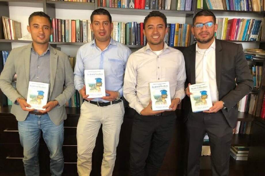 Las dos parejas de gemelos escribieron el libro "Hermanos accidentales". / Cortesía.