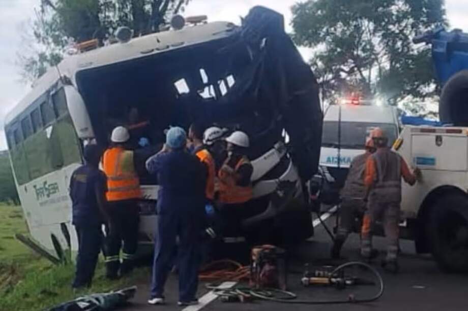 El bus en el que iban los aprendices chocó de frente contra un camión.