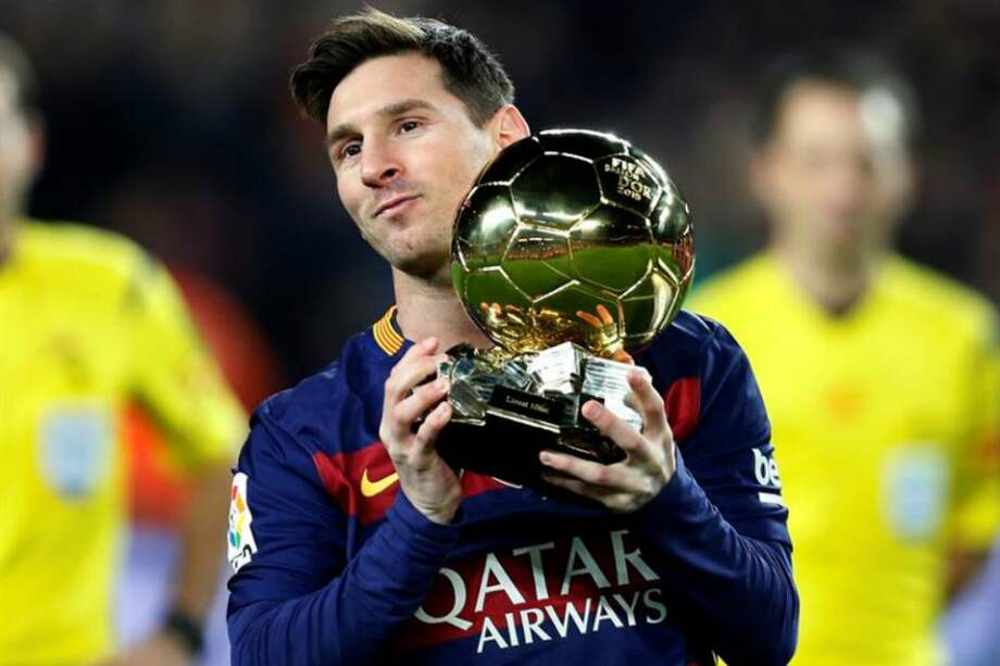 Lionel Messi ofreciendo su quinto Balón de Oro al público del Camp Nou. / EFE