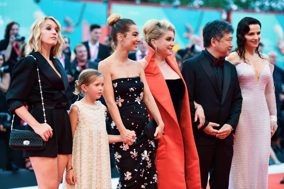 Ludivine Sagnier, Clementine Grenier, Manon Clavel, Catherine Deneuve, el director Hirokazu Kore-eda y Juliette Binoche durante el estreno de "La Verite" (La Verdad) presenteda en el Festival de Cine de Venecia 2019. / AFP