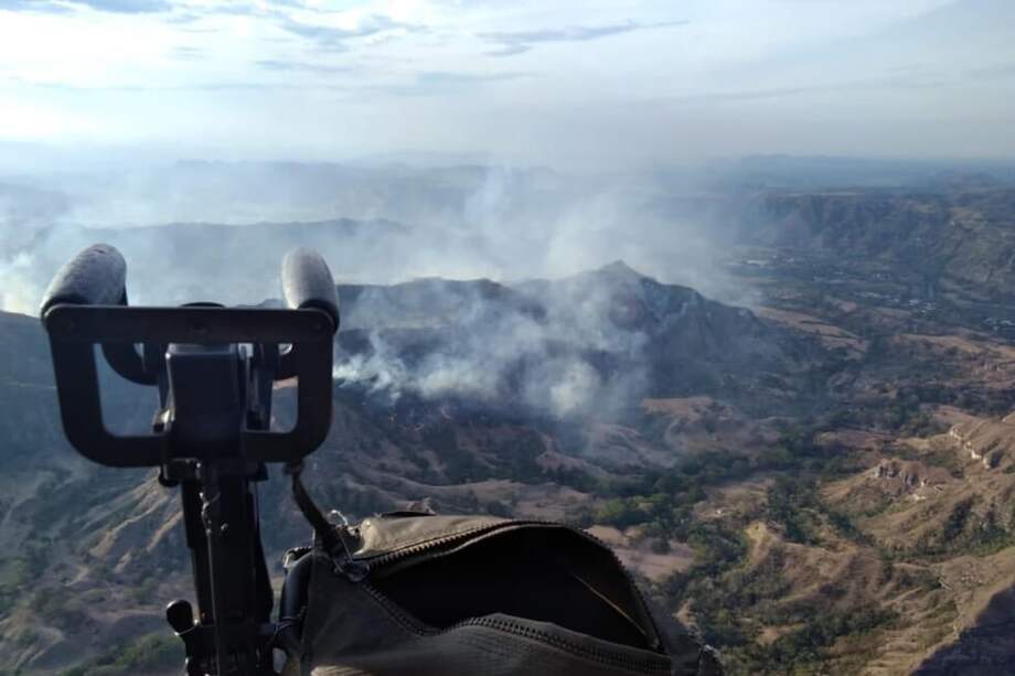 Panorámica del incendio en Honda (Tolima) que se declaró calamidad pública hace unos días. Luego fue controlado. / Fuerza Aérea Colombiana
