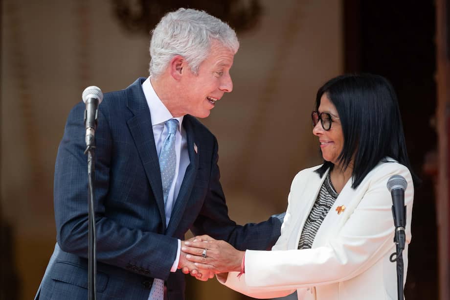 La presidenta encargada de Venezuela, Delcy Rodríguez, estrecha la mano del secretario de Energía de Estados Unidos, Chris Wright.