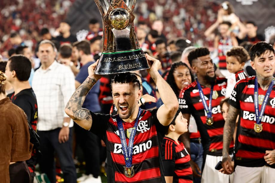 Giorgian De Arrascaeta de Flamengo sostiene el trofeo del Campeonato Brasileño.