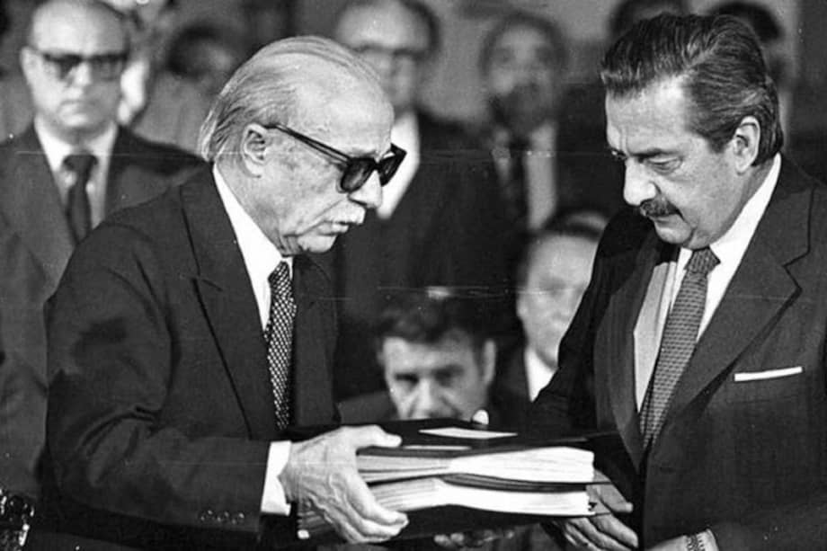 20 de septiembre de 1984: Ernesto Sabato (24 de junio de 1911- 30 de abril de 2011) le entrega el informe “Nunca más”, de la Comisión Nacional sobre la Desaparición de Personas que él lideró, al entonces presidente de Argentina Raúl Alfonsín (a la derecha). Es un expediente detallado sobre el secuestro, tortura y desaparición forzada de miles de personas durante la dictadura militar en ese país entre 1976 y 1983.