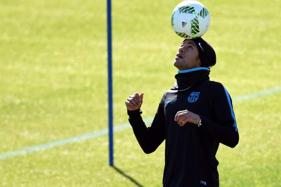 El brasilero Neymar durante el entrenamiento de este viernes del Barcelona, previo a la final del Mundial de Clubes. / AFP