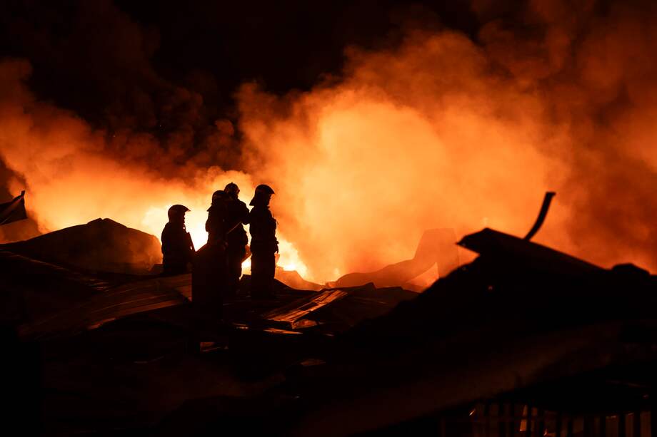 Los bomberos están trabajando para apagar el incendio que se produjo en la noche del viernes.