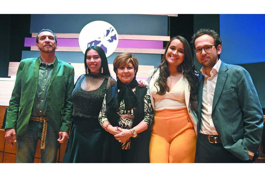 El caricaturista Chócolo y los periodistas Helena Calle, Cecilia Orozco, Valentina Parada y Pablo Correa. / Gustavo Torrijos