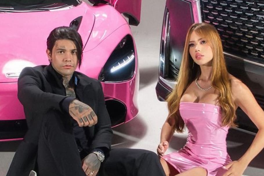El videoclip estuvo caracterizado por el color rosa, al mejor estilo de Barbie
