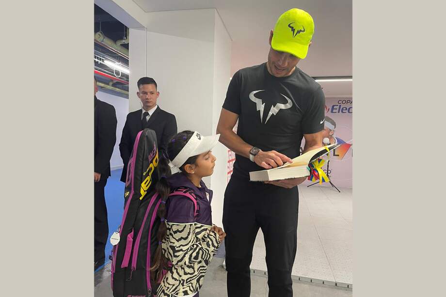 Rafael Nadal con la novela de García Márquez que le regaló Luciana Martin Arciniegas.