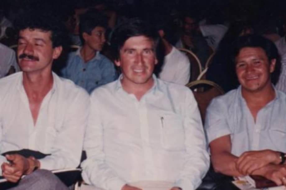 El profesor Santos Mendivelso Cuconubo (centro) fue asesinado el 5 de abril de 1991 por agentes del F2, quienes lo señalaban de pertenecer al Eln.