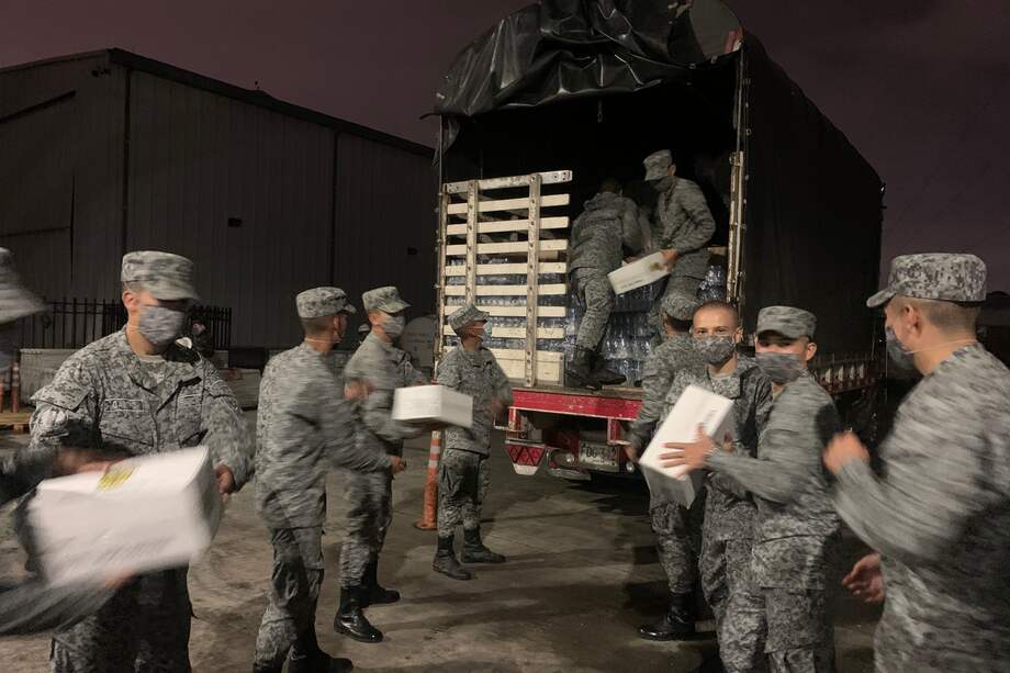 Hombres de la Fuerza Aérea alistando ayudas para damnificados por el huracán Iota.