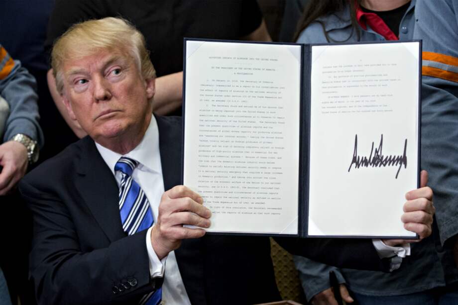 El presidente de EE.UU., Donald Trump, durante la introducción oficial de los aranceles al acero y el aluminio. / Bloomberg