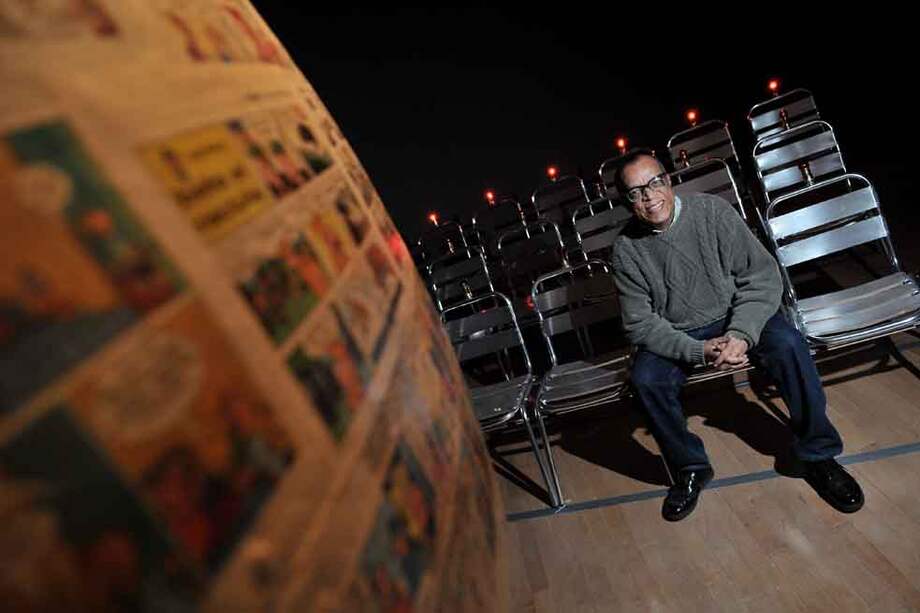 Álvaro Barrios en uno de los montajes de su exposición en el Museo del Banco de la República. / Gustavo Torrijos