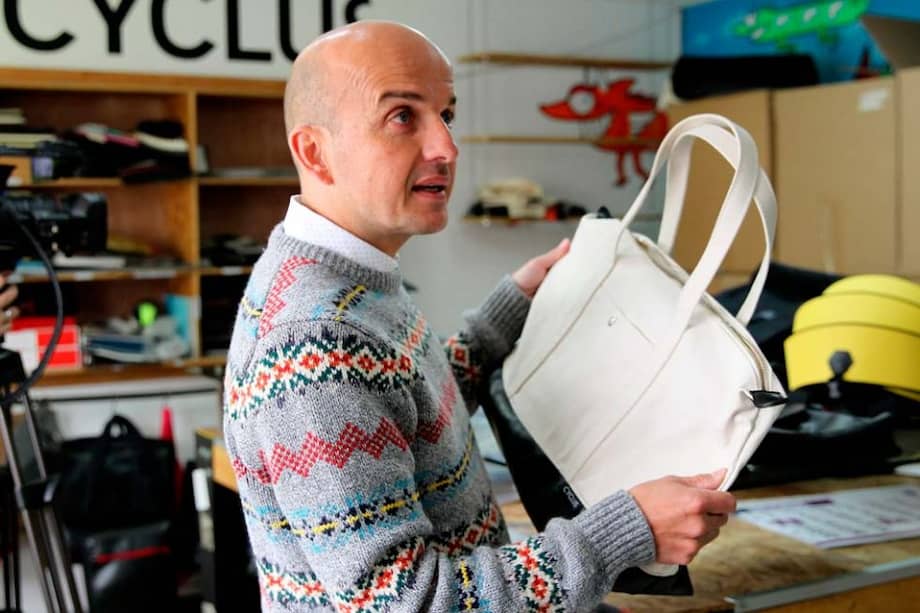 Neumáticos reciclados dan vida a colecciones de bolsos, estuches para tabletas y otros accesorios elaborados por la empresa colombiana que exporta el 95 % de su producción a países como Francia, Suiza, Japón, China y EE.UU. / Efe