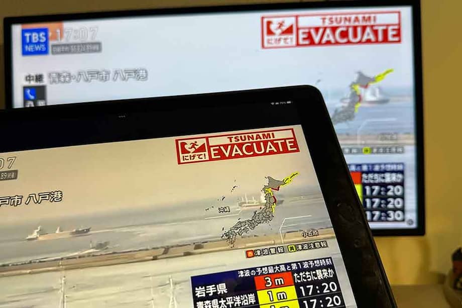 Pantallas de la televisión japonesa después de un terremoto anunciando un inminente tsunami y pidiendo evacuación.