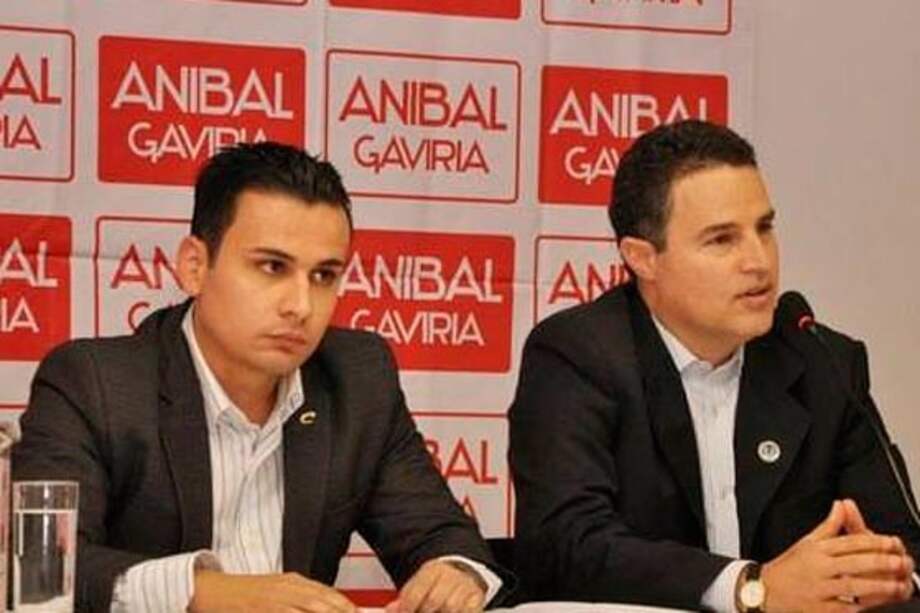 Lucas Cañas junto al alcalde de Medellín.