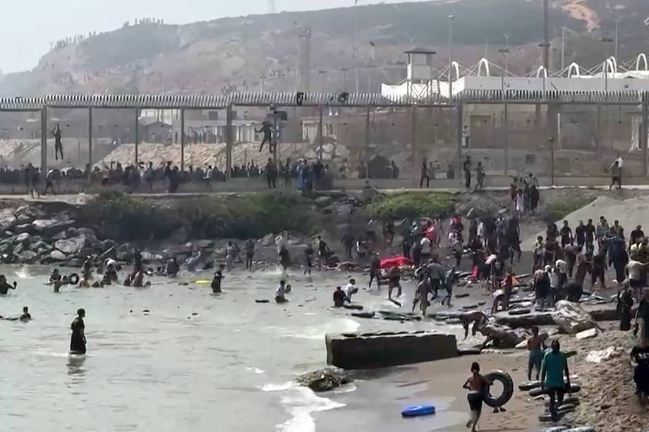 Esta captura de vídeo de AFP muestra a migrantes llegando a la costa del enclave español de Ceuta, en el norte de África, tras nadar alrededor de la valla fronteriza entre Marruecos y España, en Ceuta, el 30 de julio de 2026. /Luc�a DIAZ / AFP