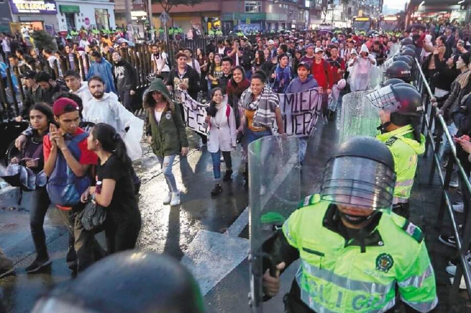 Si el Estado tilda a todos los manifestantes de hacer parte de una conspiración, está de hecho cayendo en la trampa de quienes quieren, en efecto, generar caos. / Foto: EFE