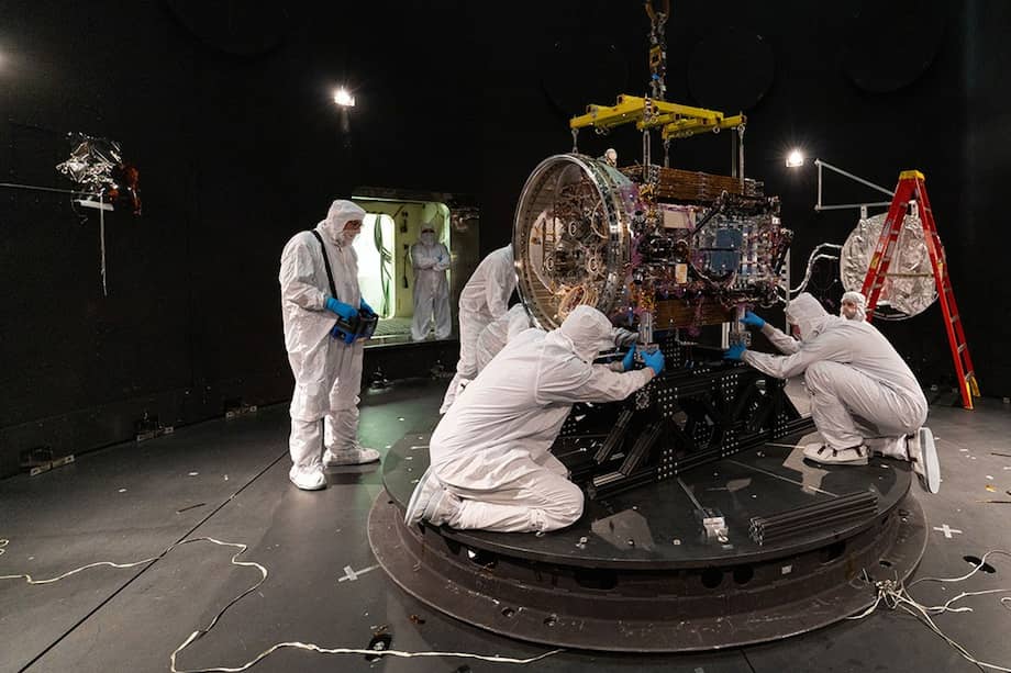 El martes 28 de abril de 2026, ingenieros de Katalyst acoplaron LINK a una placa base dentro del Simulador de Entorno Espacial en el Centro Goddard de la NASA. Una vez que se extrajo todo el aire de la cámara de 8,2 metros de diámetro, el equipo practicó el encendido de los propulsores iónicos del satélite y operó uno de los brazos robóticos mientras experimentaban ciclos de temperaturas cálidas y frías similares a las del espacio.
/NASA Sophia Roberts