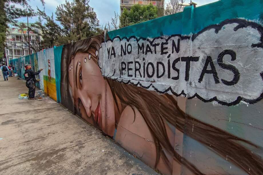 Imagen de una de las partes del mural que pintaron algunos artistas mexicanos. “Ya no maten periodistas”, es el mensaje que acompaña esta pintura.