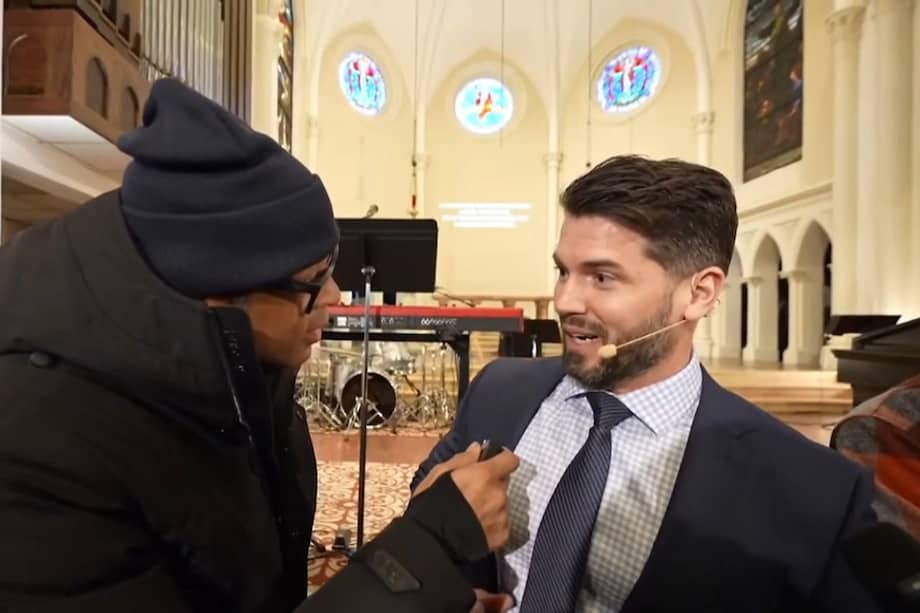 Captura de video tomado de la cuenta en YouTube @TheDonLemonShow del periodista Don Lemon, expresentador estrella de la cadena CNN, de Lemon (i) durante la cobertura de una protesta en una iglesia de Saint Paul (Minesota, EE.UU.).